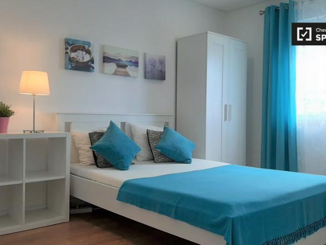 Quarto luminoso em apartamento com 4 quartos em Benfica, Lisboa