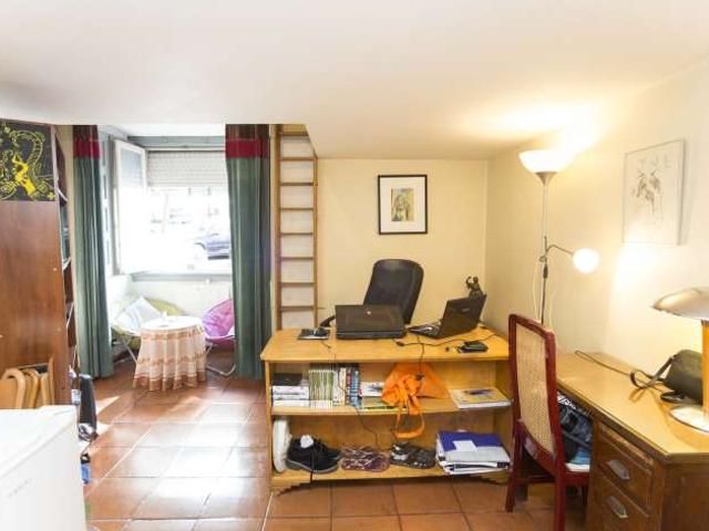 Quarto luminoso em apartamento com 4 quartos nas Avenidas Novas