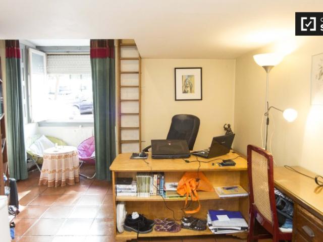 Quarto luminoso em apartamento com 4 quartos nas Avenidas Novas