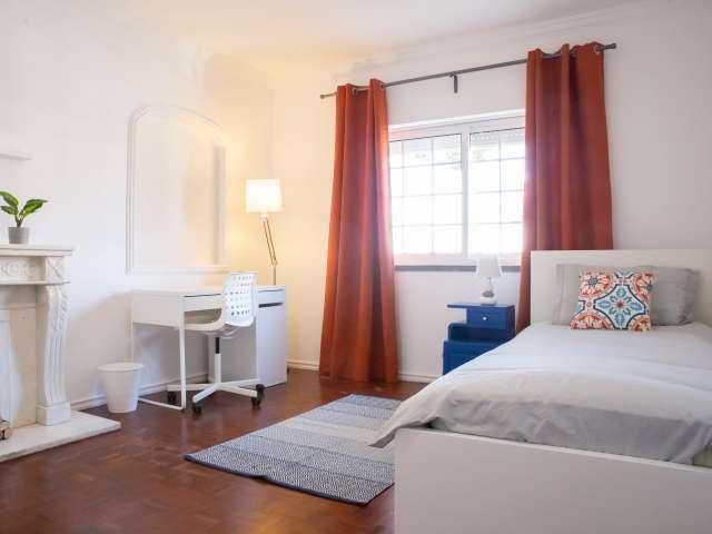 Quarto luminoso para alugar em casa com 12 quartos, Parede