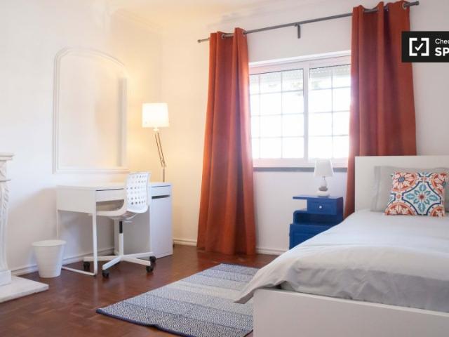 Quarto luminoso para alugar em casa com 12 quartos, Parede