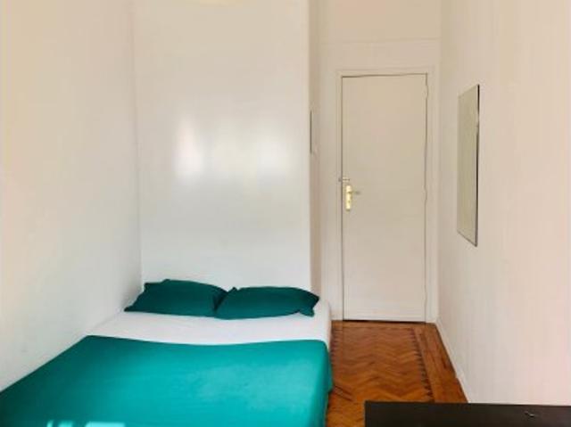 Quarto luminoso para alugar em apartamento de 3 quartos em Benfica
