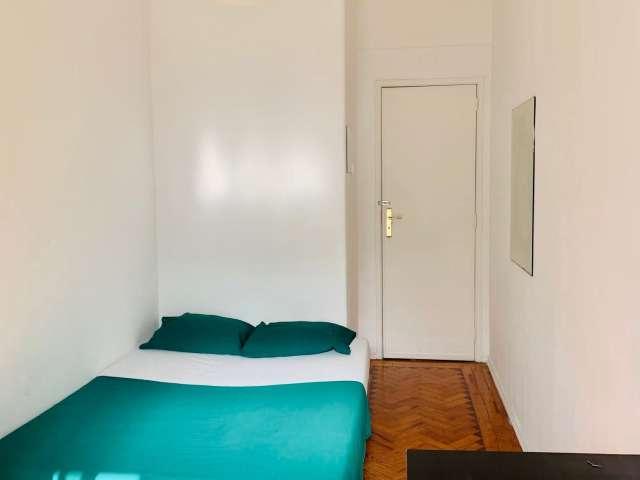 Quarto luminoso para alugar em apartamento de 3 quartos em Benfica