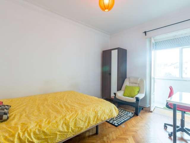 Quarto luminoso para alugar em apartamento de 3 quartos em São Domingos