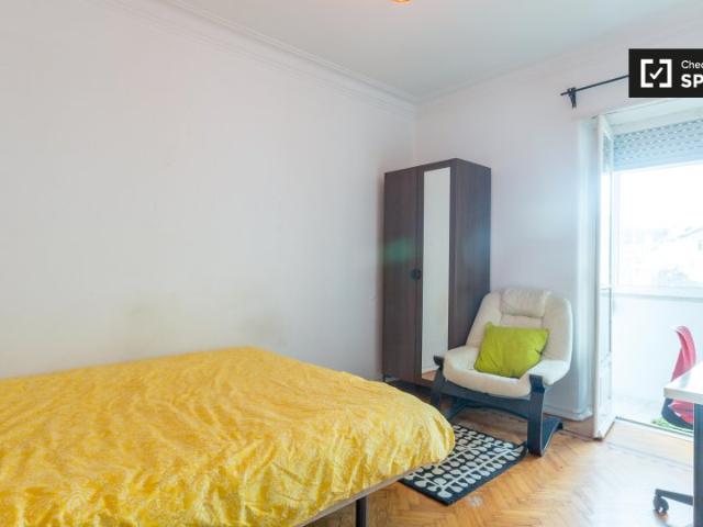 Quarto luminoso para alugar em apartamento de 3 quartos em São Domingos