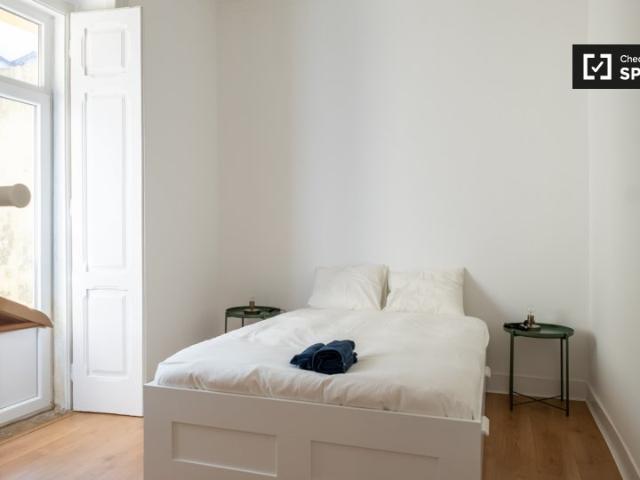 Quarto luminoso para alugar em apartamento de 4 quartos em Campolide