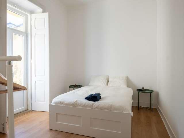 Quarto luminoso para alugar em apartamento de 4 quartos em Campolide