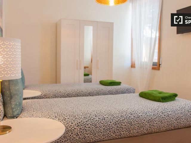 Quarto luminoso para alugar em apartamento de 5 quartos em Matosinhos