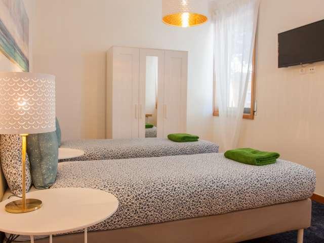 Quarto luminoso para alugar em apartamento de 5 quartos em Matosinhos