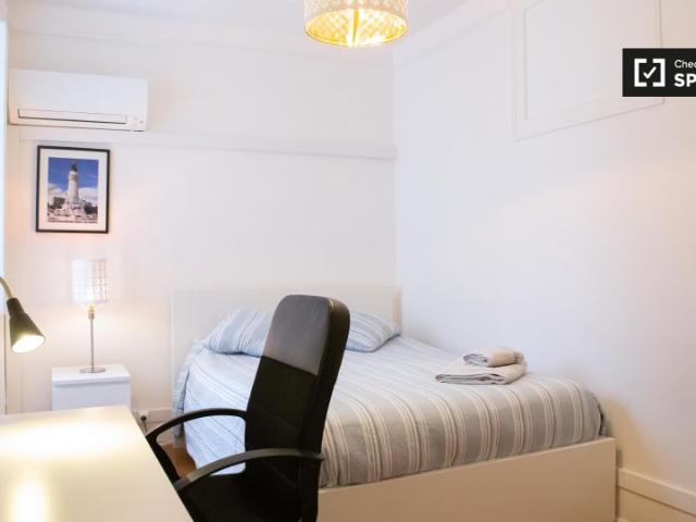 Quarto luminoso para alugar em apartamento de 5 quartos em Arroios