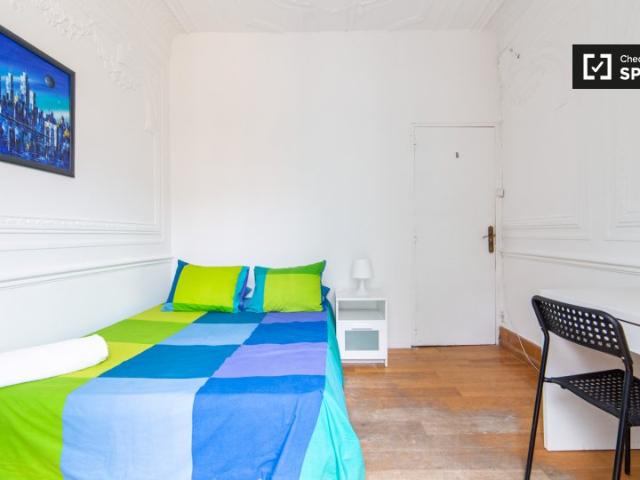Quarto luminoso para alugar em apartamento de 6 quartos em Arroios