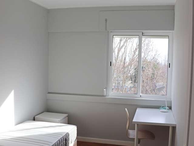 Quarto luminoso para alugar na Parede