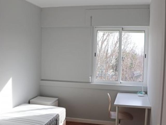 Quarto luminoso para alugar na Parede