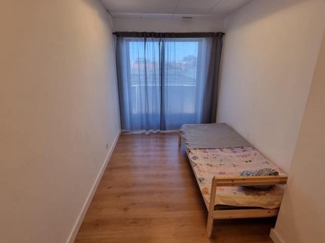 Quarto Novo com Varanda e Luz Direta nas Avenidas Novas, Lisboa