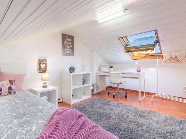 Quarto no sótão em apartamento de 5 quartos em Carcavelos