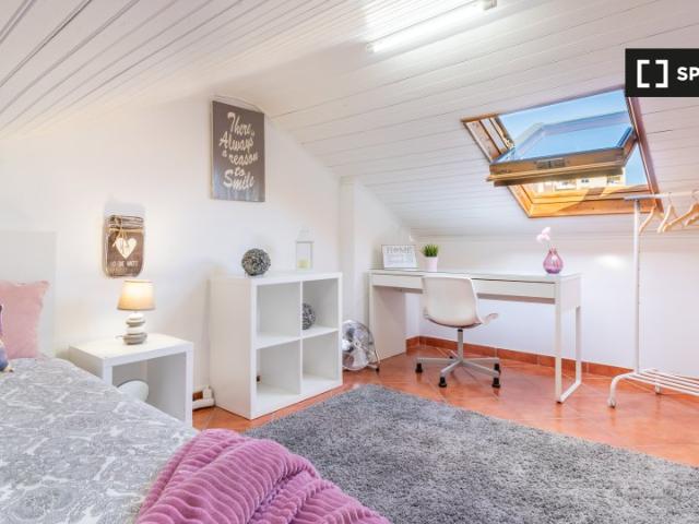Quarto no sótão em apartamento de 5 quartos em Carcavelos