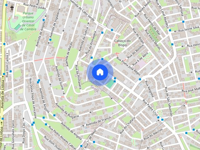 Quarto numa vivenda com transportes a porta