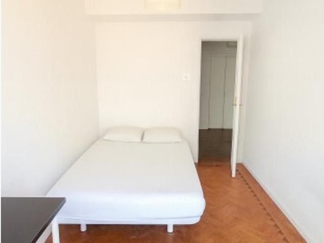 Quarto simples para alugar em apartamento de 3 quartos em Benfica