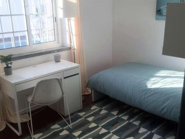 Quarto para alugar em casa com 12 quartos, Parede, Lisboa