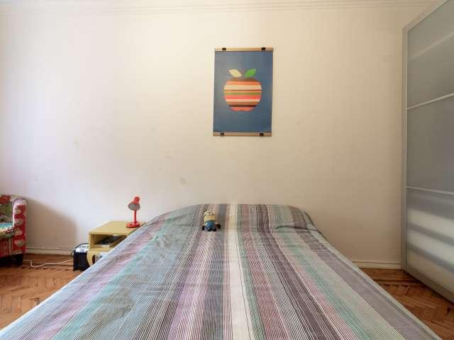 Quarto para alugar em apartamento de 3 quartos em São Domingos
