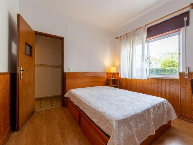 Quarto para alugar em apartamento de 3 quartos em Trafaria, Lisboa