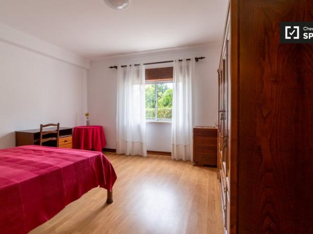 Quarto para alugar em apartamento de 3 quartos em Trafaria, Lisboa
