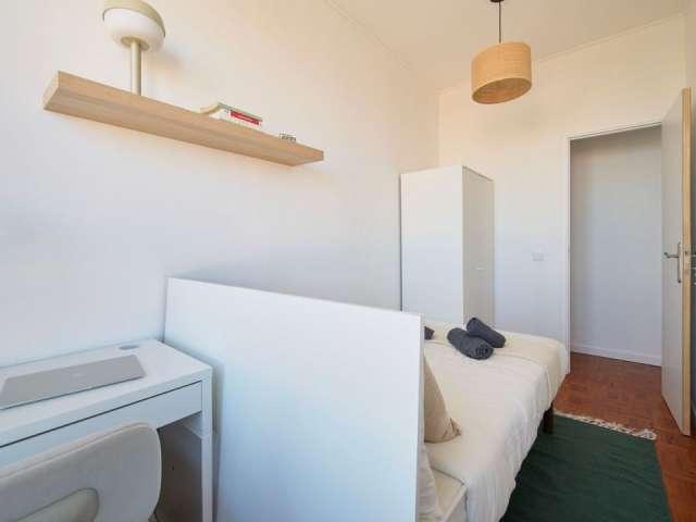 Quarto disponível para alugar em apartamento compartilhado com 10 quartos em Lisboa