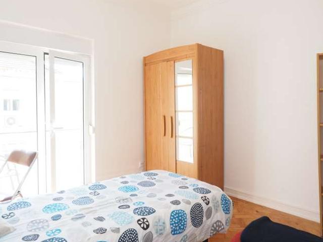 Quarto para alugar em apartamento de 4 quartos em Avenidas Novas