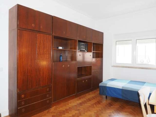 Quarto para alugar em apartamento de 4 quartos em Avenidas Novas