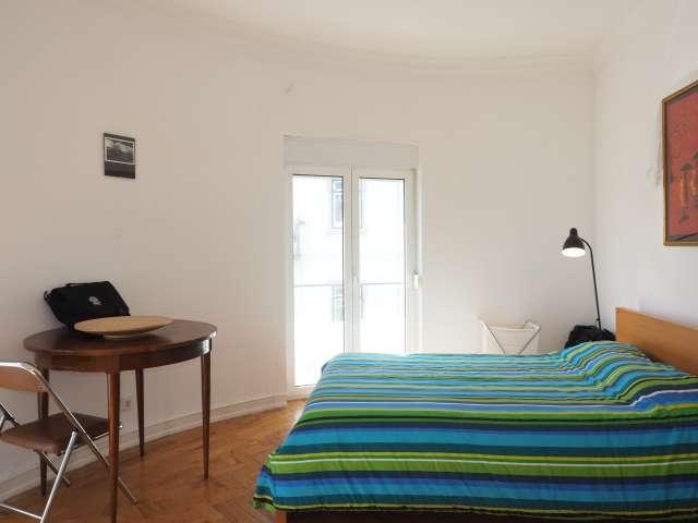 Quarto para alugar em apartamento de 4 quartos em Avenidas Novas