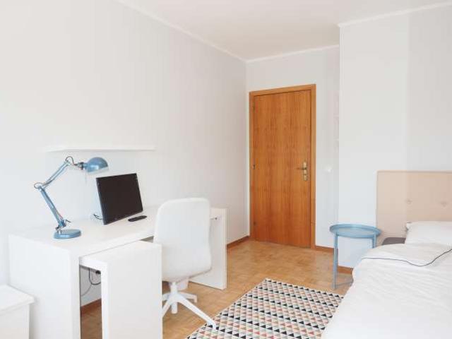 Quarto para alugar em apartamento de 4 quartos em Almada, Lisboa