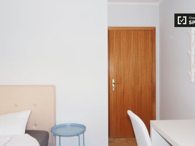 Quarto para alugar em apartamento de 4 quartos em Almada, Lisboa