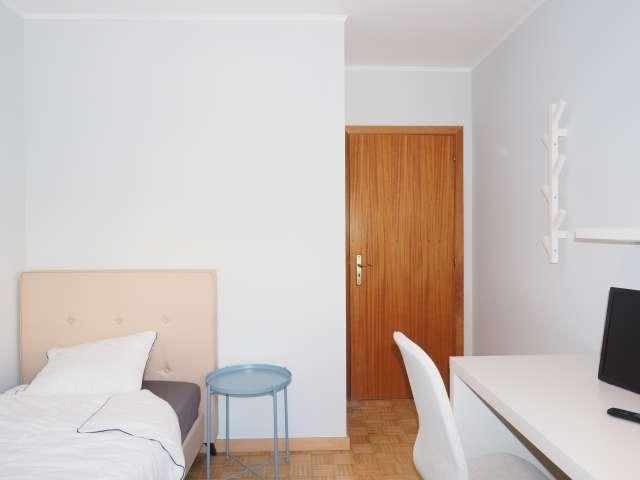 Quarto para alugar em apartamento de 4 quartos em Almada, Lisboa