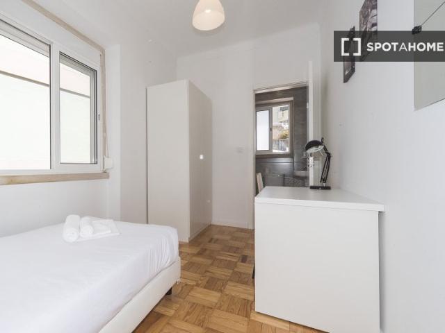 Quarto para alugar em apartamento de 4 quartos em Lisboa