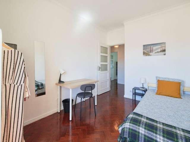Quarto para alugar em apartamento de 5 quartos em Arroios, Lisboa