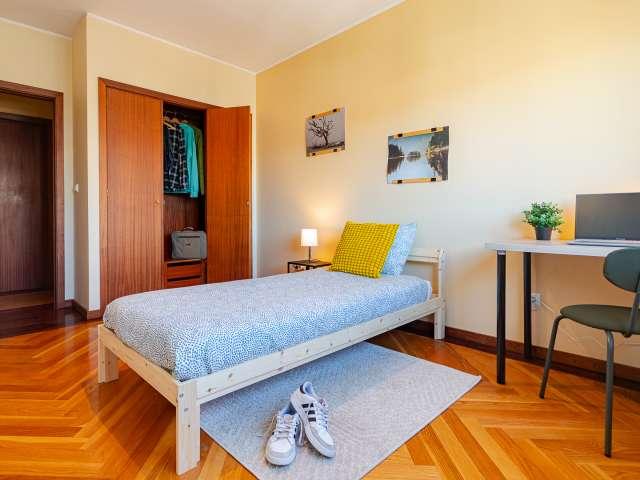 Quarto para alugar em apartamento de 5 quartos em Paranhos, Porto