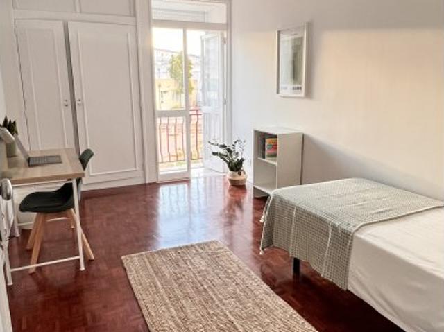 Quarto para alugar em apartamento de 6 quartos nos Olivais, Lisboa