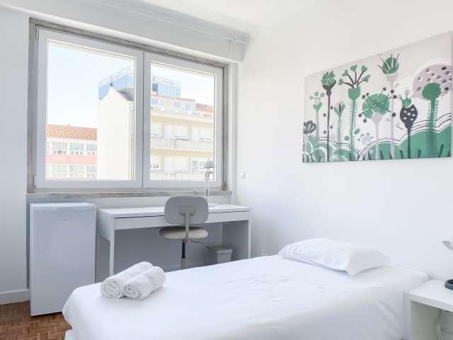 Quarto para alugar em apartamento de 6 quartos em Campolide, Lisboa