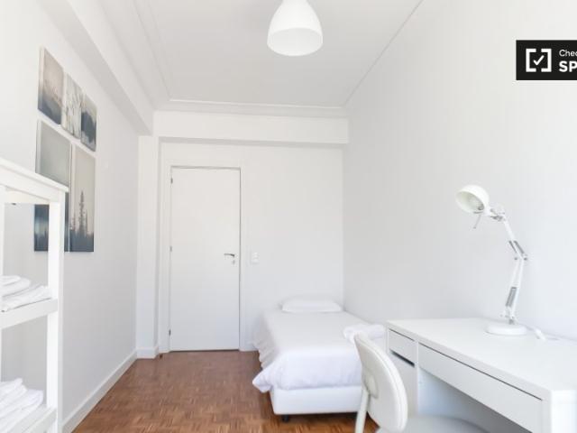 Quarto para alugar em apartamento de 6 quartos em Campolide, Lisboa