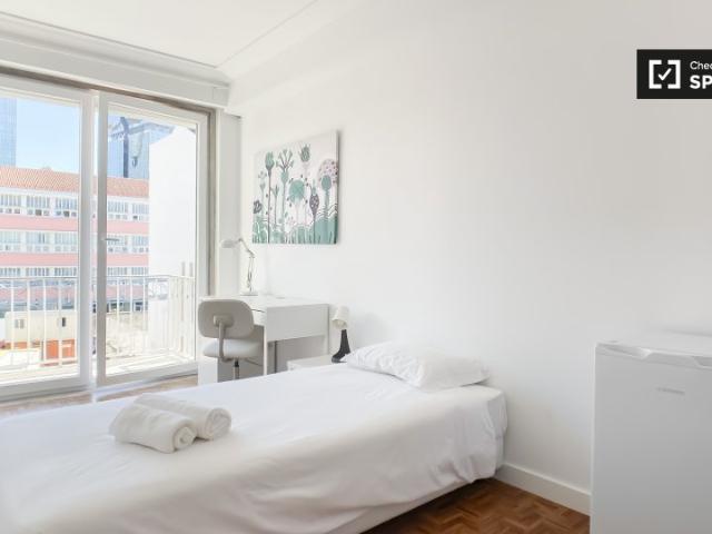 Quarto para alugar em apartamento de 6 quartos em Campolide, Lisboa