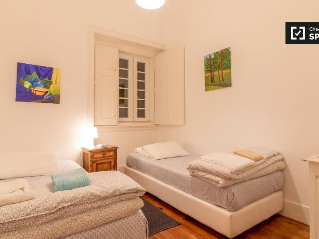 Quarto para alugar em apartamento de 6 quartos em Campolide, Lisboa