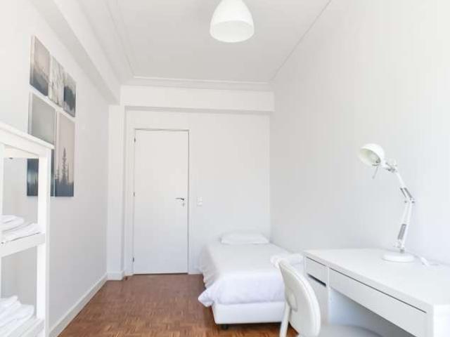Quarto para alugar em apartamento de 6 quartos em Campolide, Lisboa