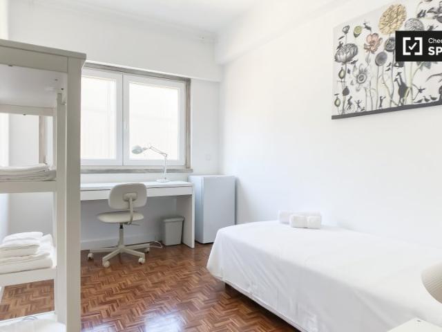 Quarto para alugar em apartamento de 6 quartos em Campolide, Lisboa