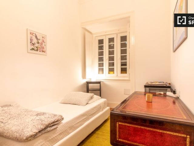 Quarto para alugar em apartamento de 6 quartos em Campolide, Lisboa