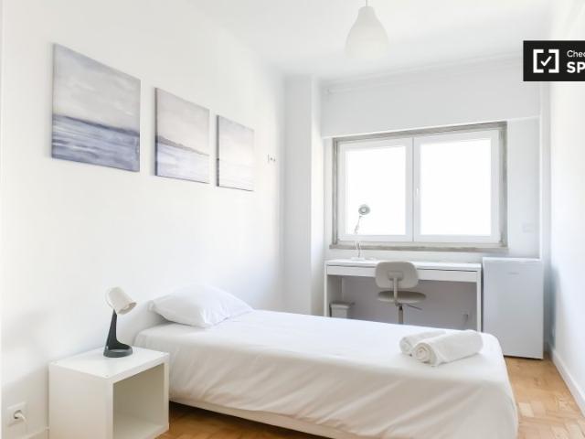 Quarto para alugar em apartamento de 6 quartos em Campolide, Lisboa