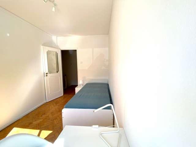 Quarto em apartamento compartilhado para alugar em Lareiras, Lisboa
