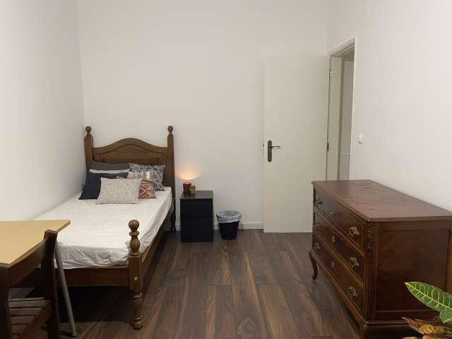 Quarto para alugar em apartamento partilhado de 4 quartos em Corroios