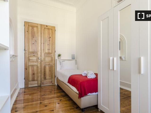 Quarto para alugar em residência de 10 quartos na Av. Novas, Lisboa
