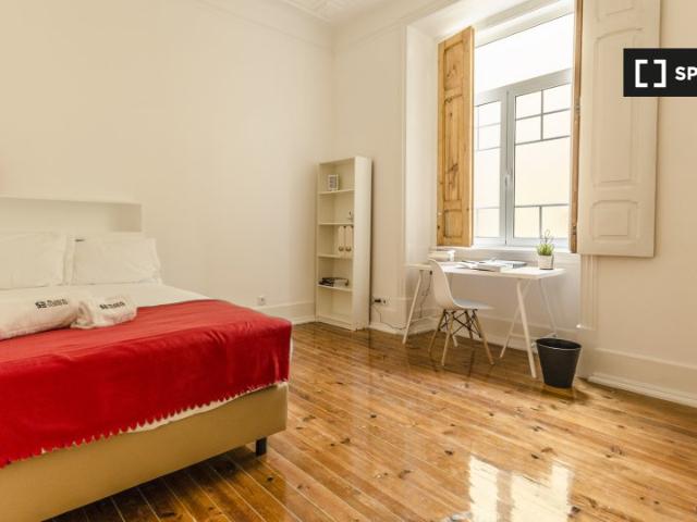 Quarto para alugar em residência de 10 quartos na Av. Novas, Lisboa