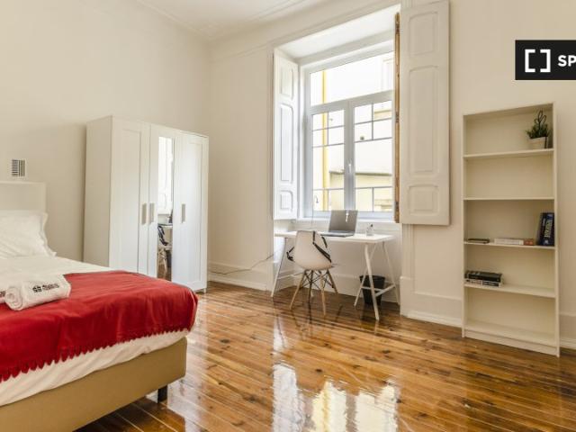 Quarto para alugar em residência de 10 quartos na Av. Novas, Lisboa
